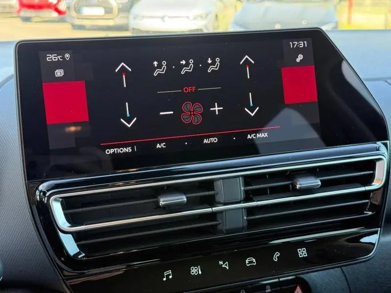Écran tactile central affichant la climatisation du Citroën C5 Aircross noir, vue intérieure frontale.