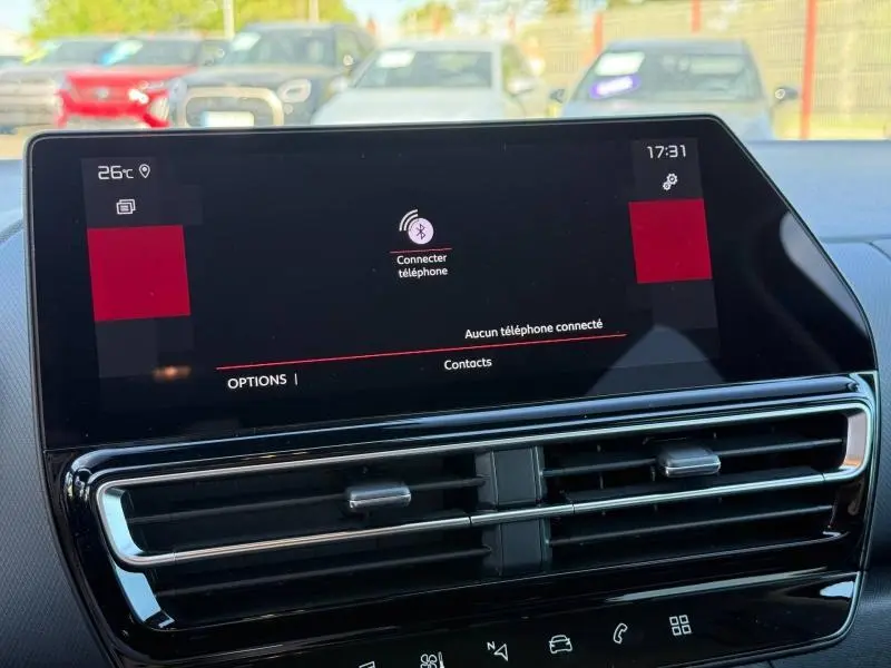 Écran tactile central du tableau de bord du Citroën C5 Aircross noir Perla Nera, affichant la connexion Bluetooth.