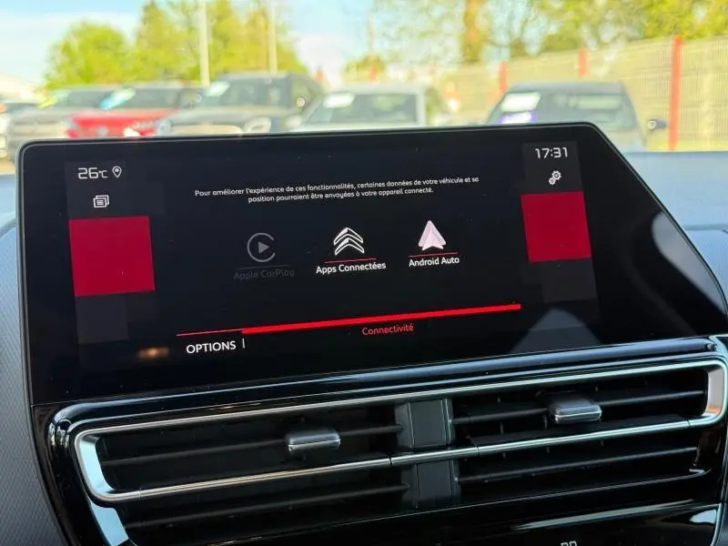 Écran tactile central du tableau de bord du Citroën C5 Aircross noir, affichant les options de connectivité Apple CarPlay et Android Auto.