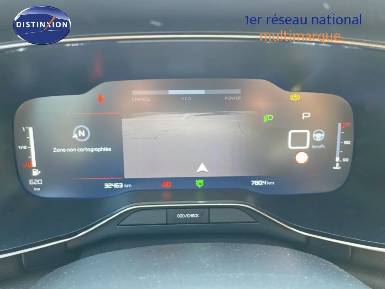 Tableau de bord numérique de Citroën C5 Aircross gris platinium, affichage de navigation et indicateurs de conduite.
