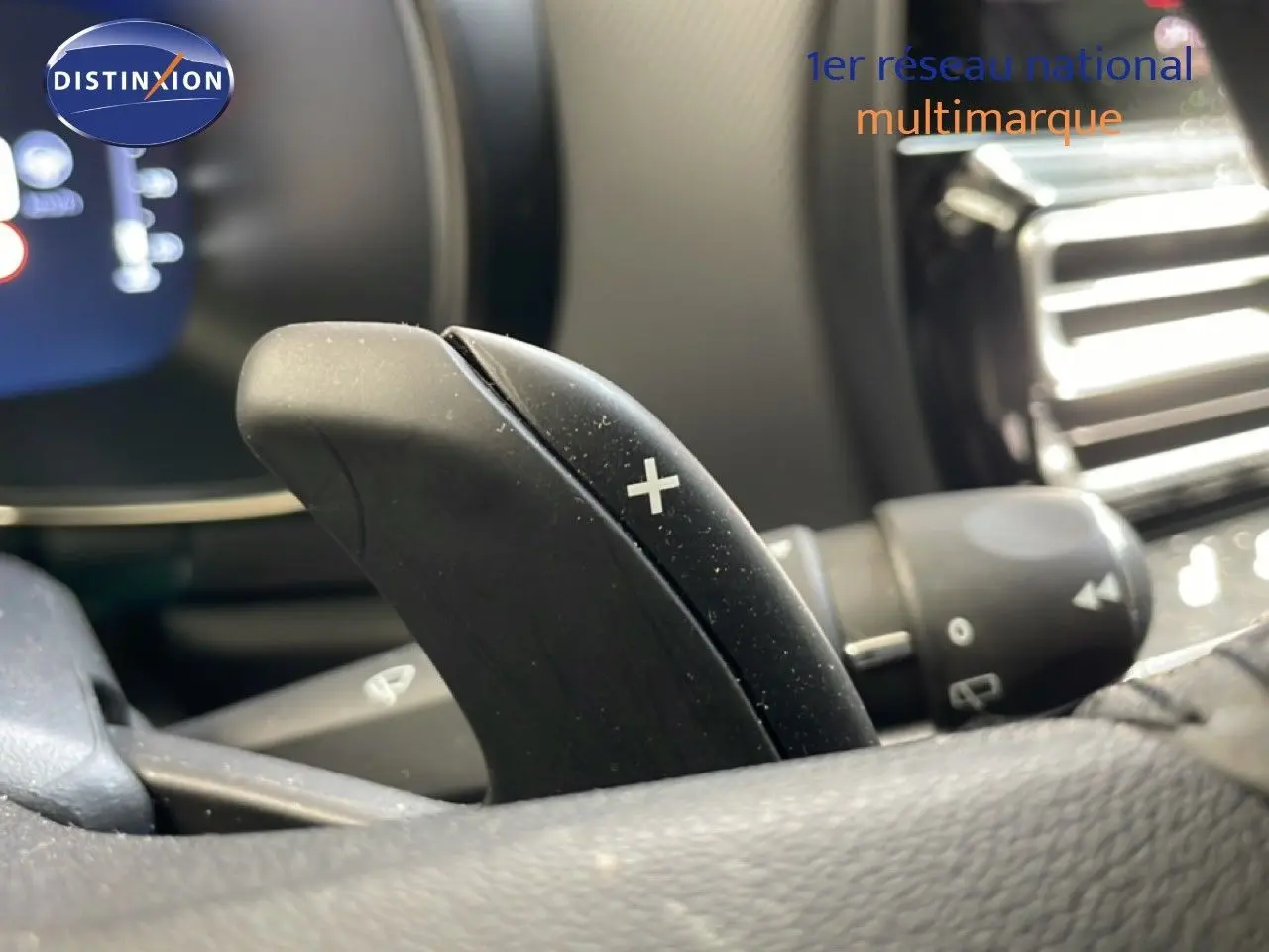Gros plan sur la palette de changement de vitesse droite dans l'habitacle du Citroën C5 Aircross gris platinium 2025.