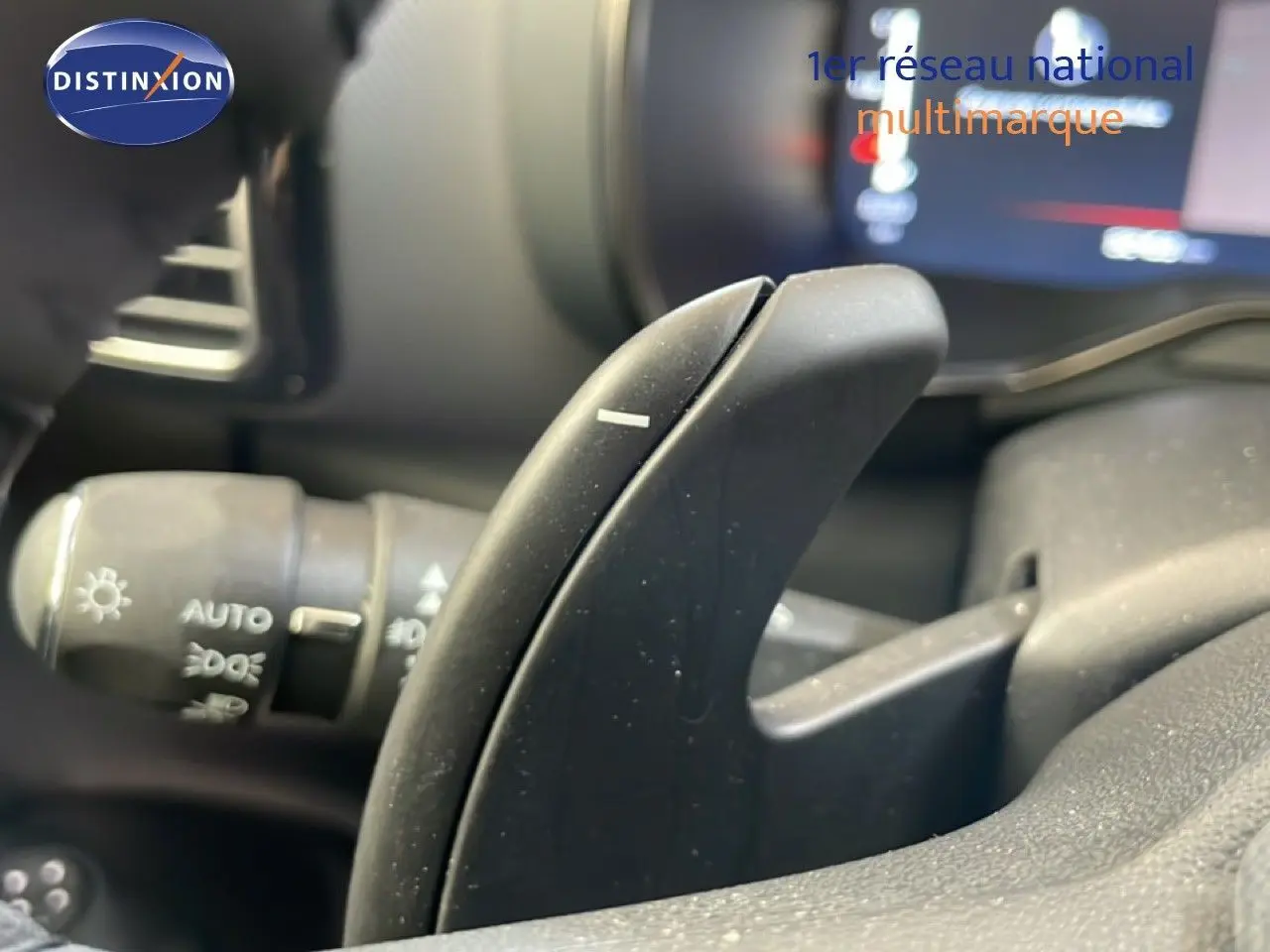 Gros plan sur la palette de changement de vitesse côté droit dans l’habitacle gris noir du Citroën C5 Aircross 2025.