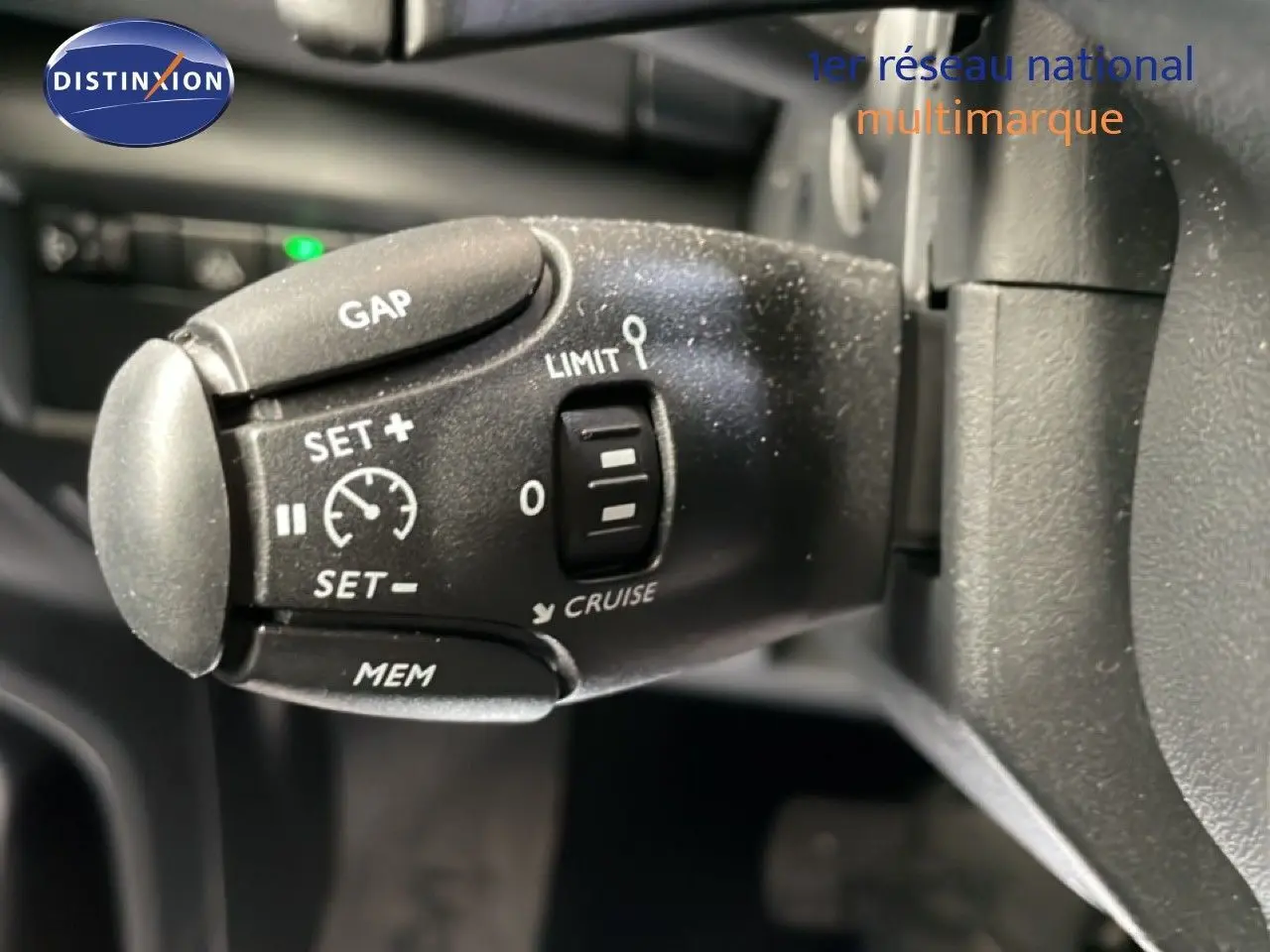 Gros plan sur la commande de régulateur de vitesse au volant d’un Citroën C5 Aircross gris platinium 2025.