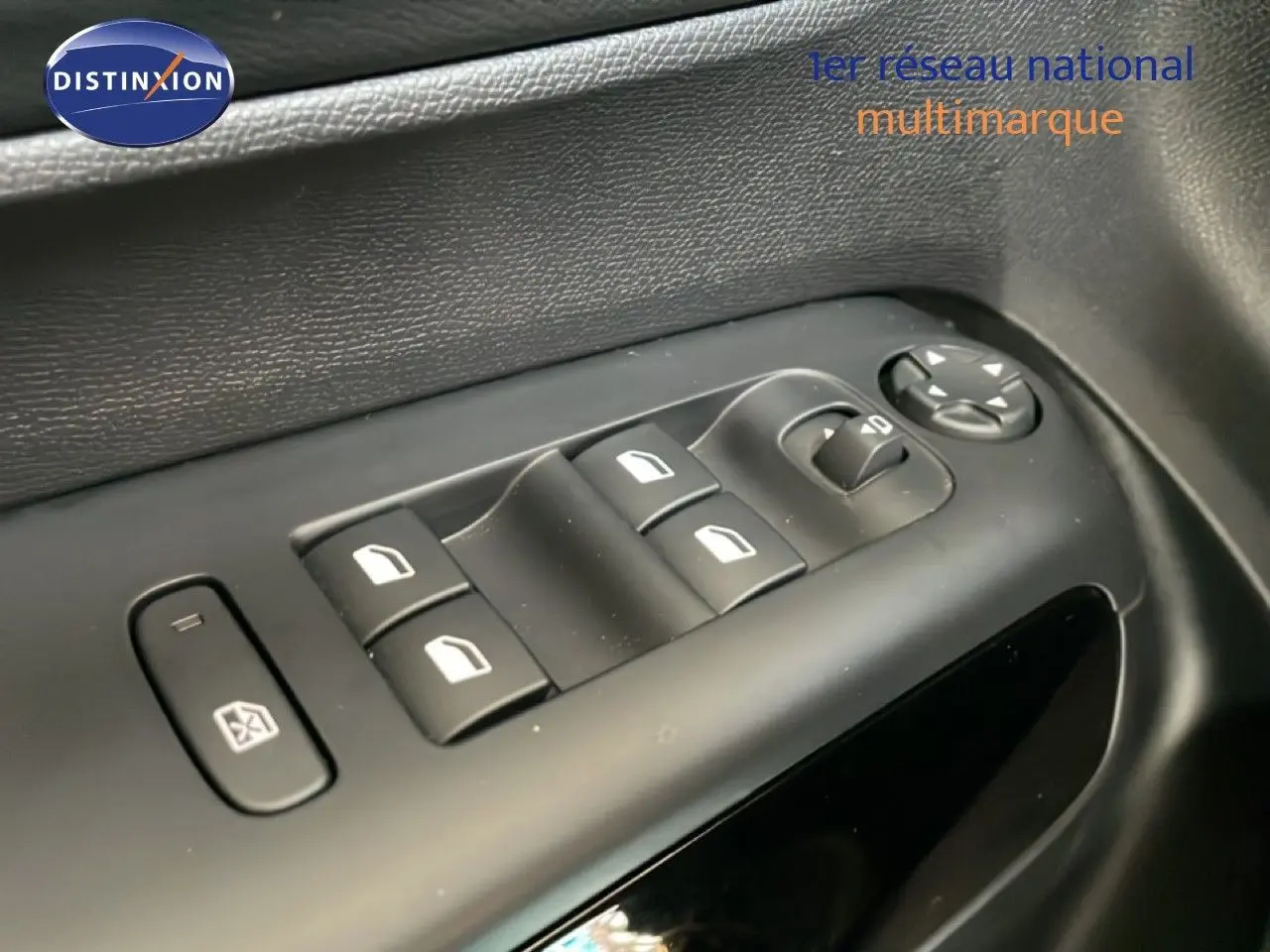 Gros plan sur les commandes de lève-vitres et rétroviseurs côté conducteur du Citroën C5 Aircross gris platinium 2025.