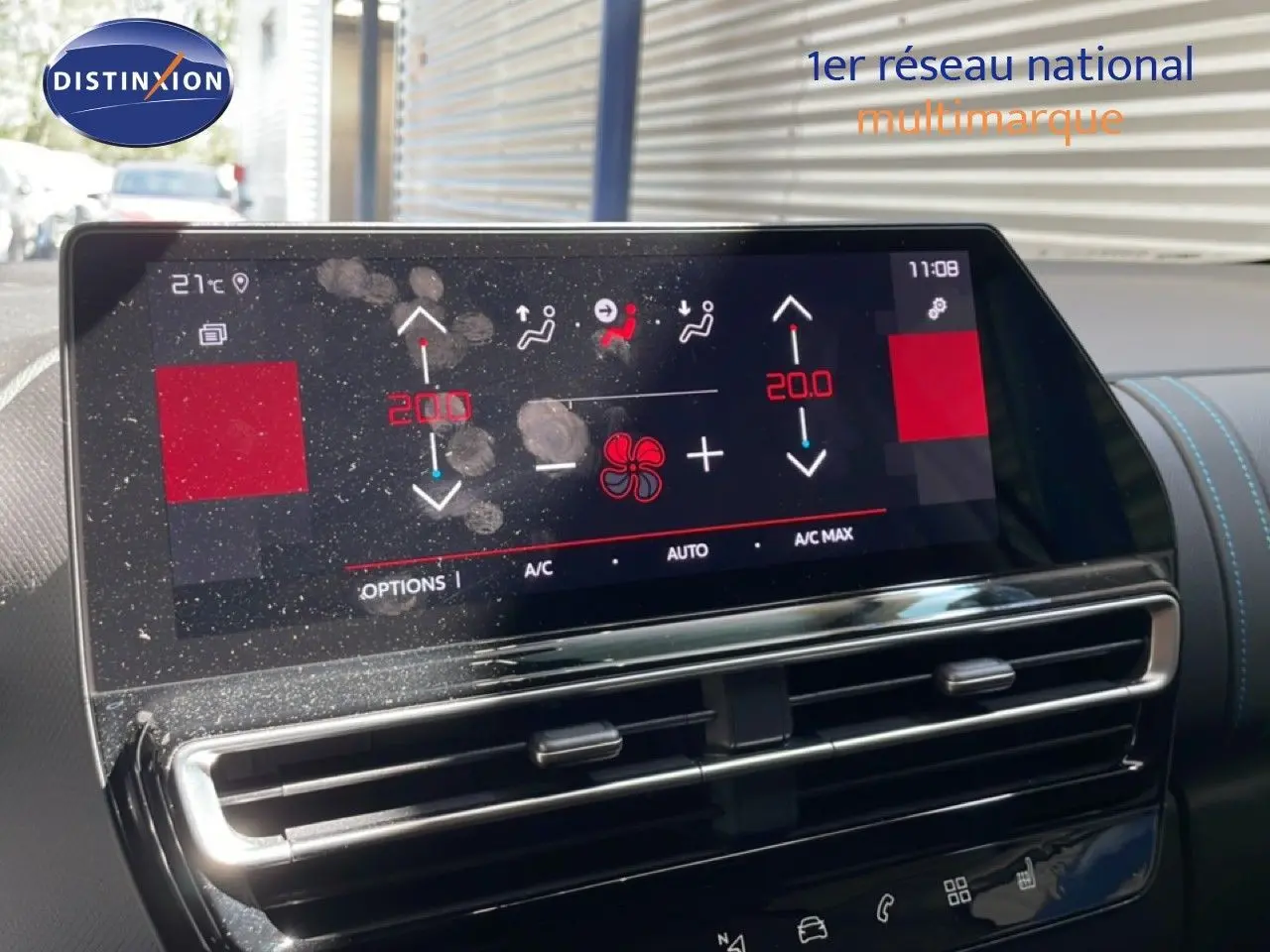 Écran tactile de climatisation avec traces de doigts dans l’habitacle du Citroën C5 Aircross gris platinium, vue de face.