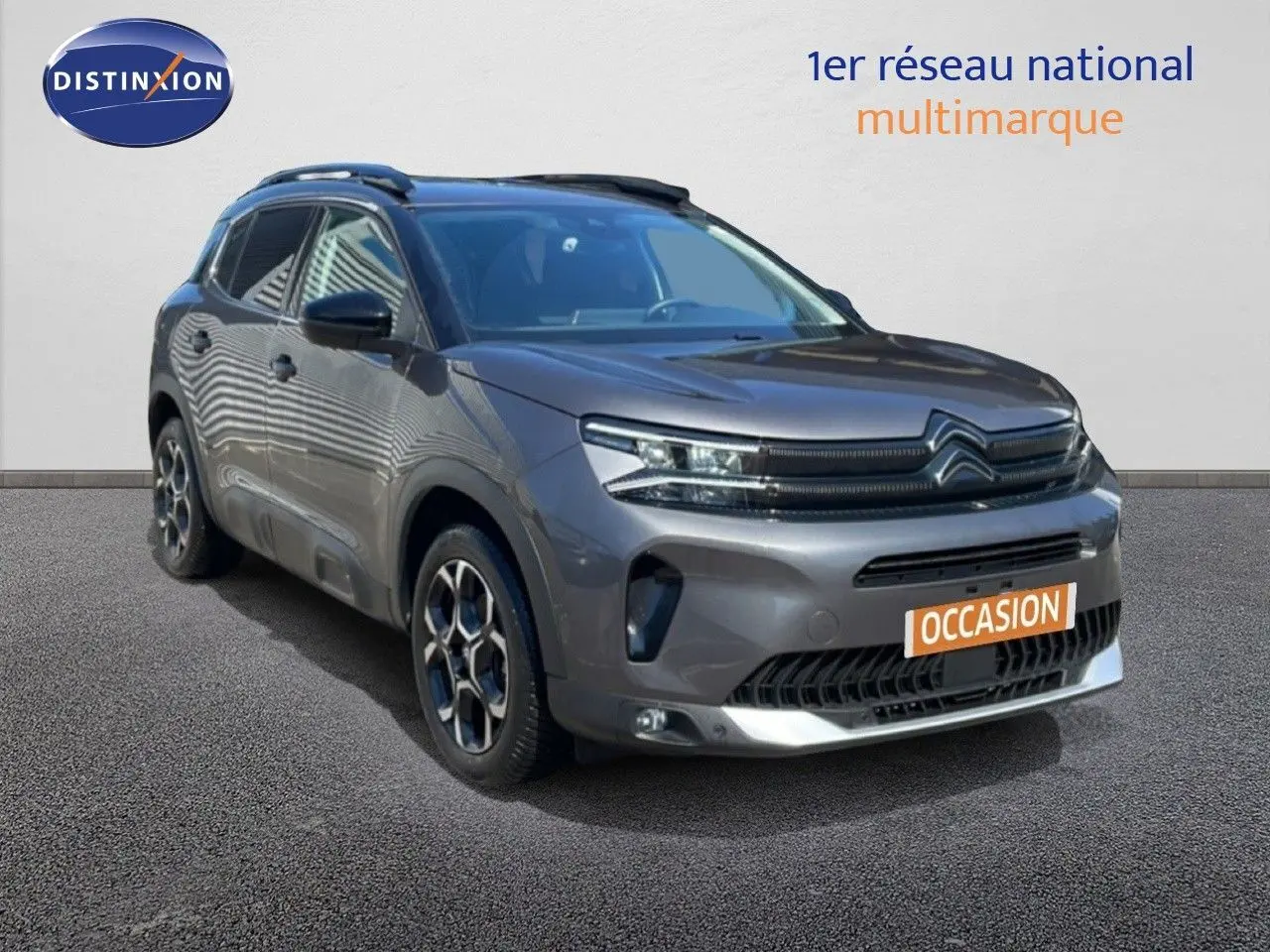 Citroën C5 Aircross gris platinium métal en 3/4 avant droit avec calandre distinctive et jantes bi-ton.