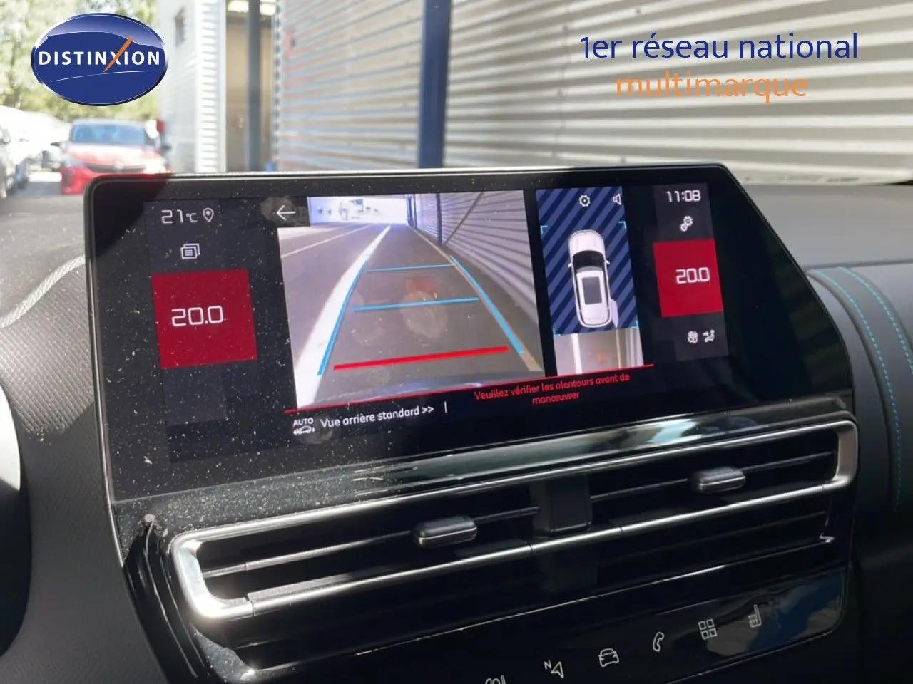 Vue intérieure du tableau de bord du Citroën C5 Aircross gris platinium, écran tactile affichant la caméra de recul et la température à 20°C.