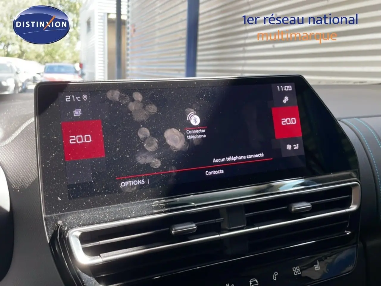 Écran tactile central avec traces de doigts dans l'habitacle du Citroën C5 Aircross gris platinium, vue de face.