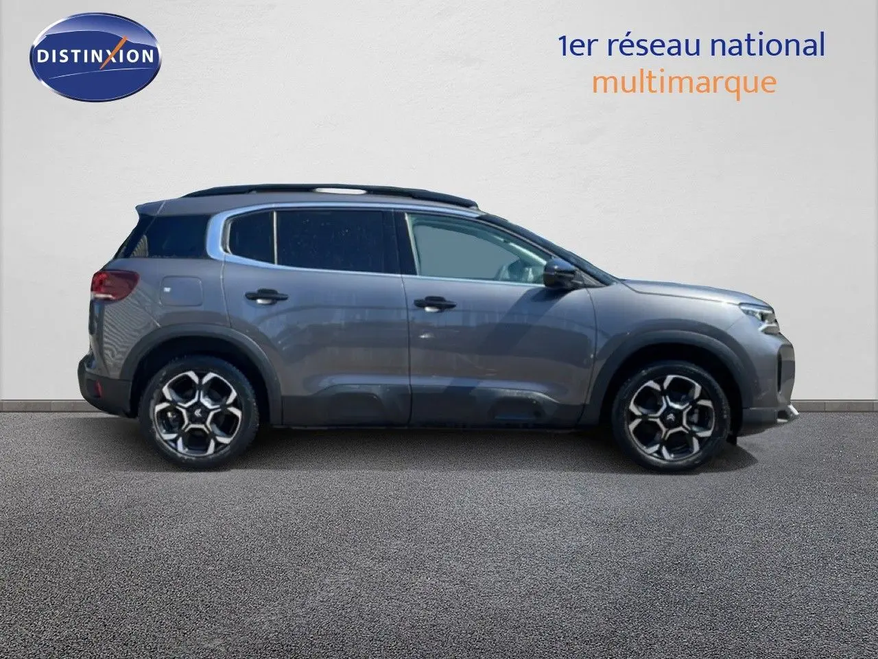 Profil droit du Citroën C5 Aircross gris platinium métal 2025, SUV hybride avec jantes alliage distinctives.