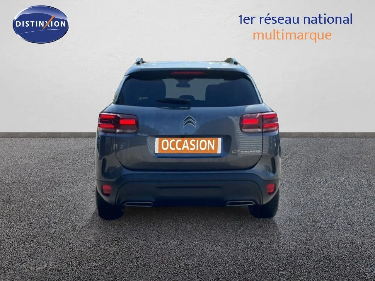 Vue arrière d'un Citroën C5 Aircross gris platinium métal avec feux LED et double sortie d'échappement visible.