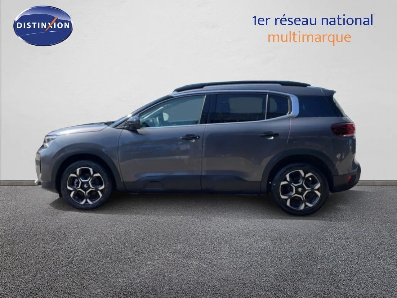 Profil côté gauche du Citroën C5 Aircross gris platinium métal 2025, avec jantes bi-ton et toit noir contrasté.