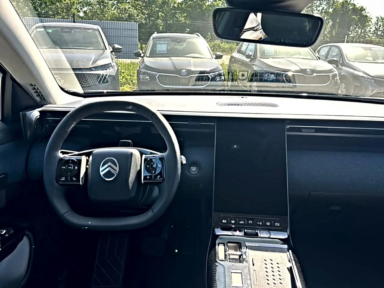 Vue intérieure frontale du tableau de bord et volant Citroën C5 Aircross gris platinium avec écran tactile vertical.