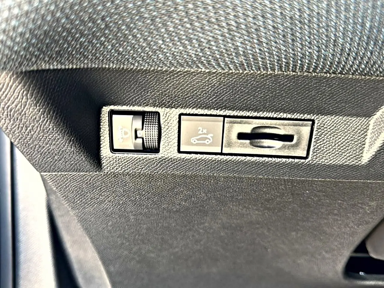 Gros plan sur les commandes sous le tableau de bord du Citroën C5 Aircross 2026, finition intérieure noire.