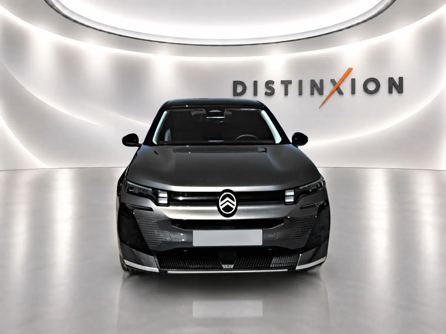 Vue frontale du Citroën C5 Aircross gris platinium avec toit noir, dans un studio lumineux au logo Distinxion.