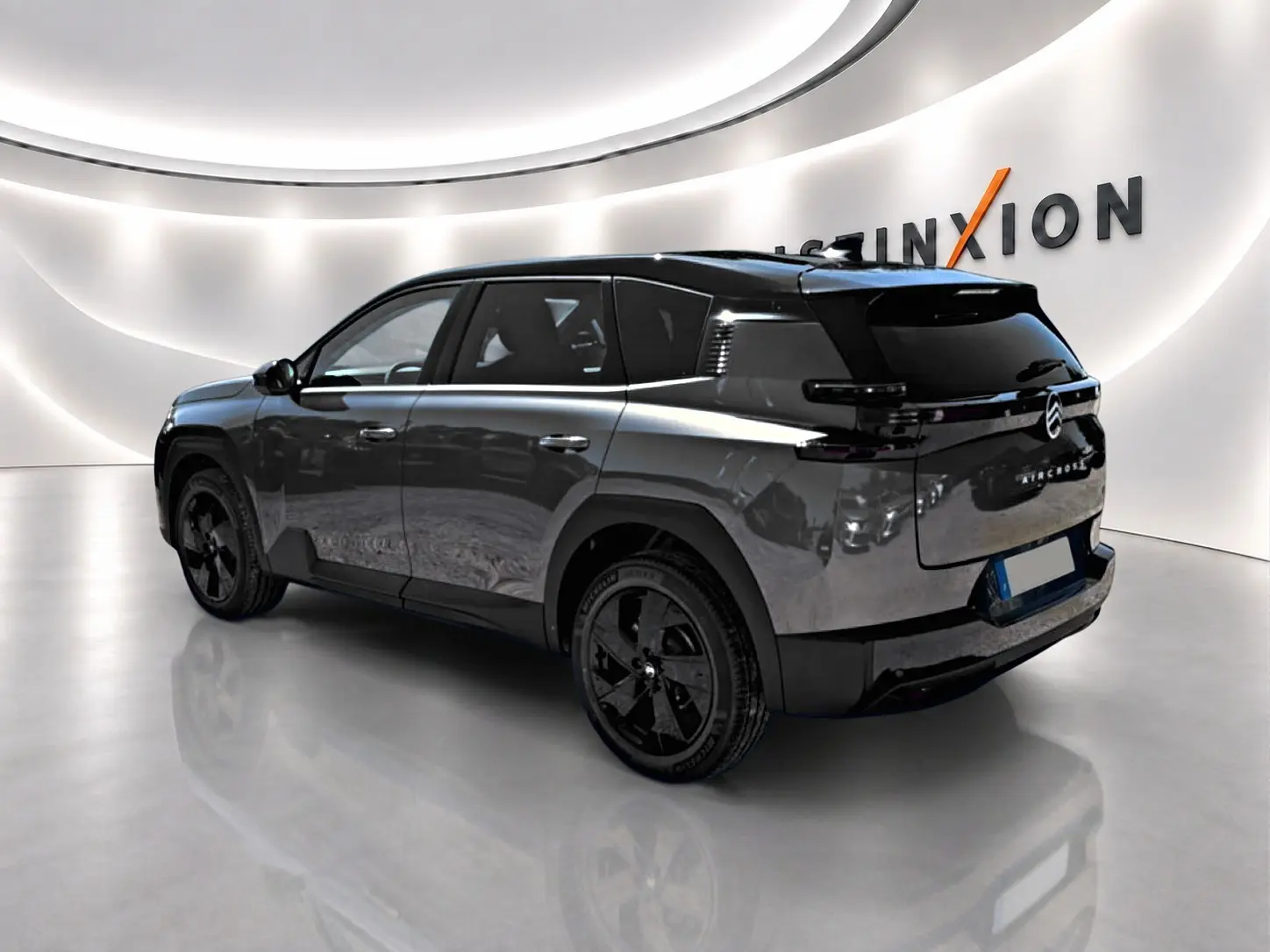 Vue 3/4 arrière droite d’un Citroën C5 Aircross gris platinium avec toit noir et jantes alliage noires.
