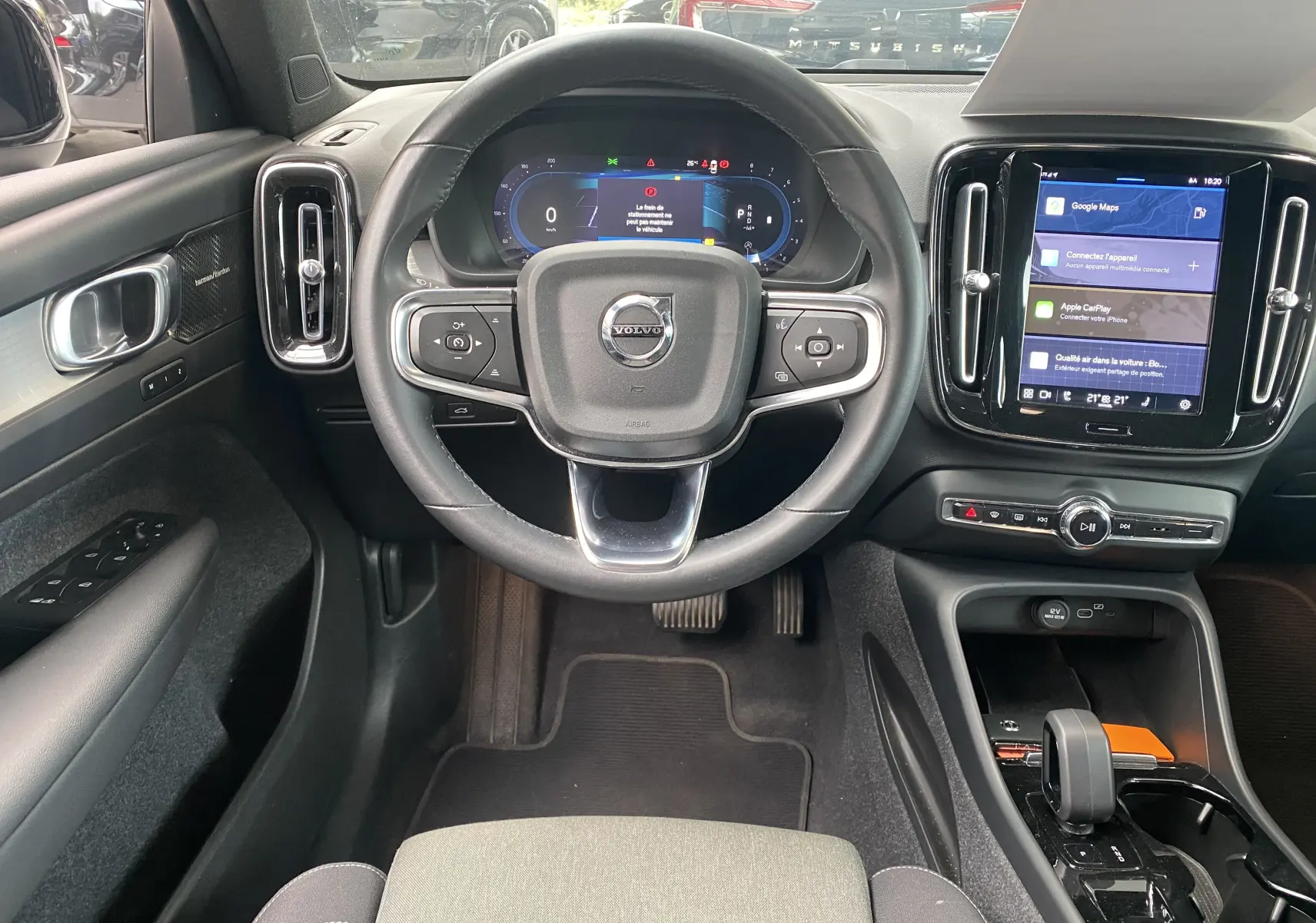 Vue intérieure centrée sur le volant et le tableau de bord numérique du Volvo XC40 B3 163ch Plus 2023.