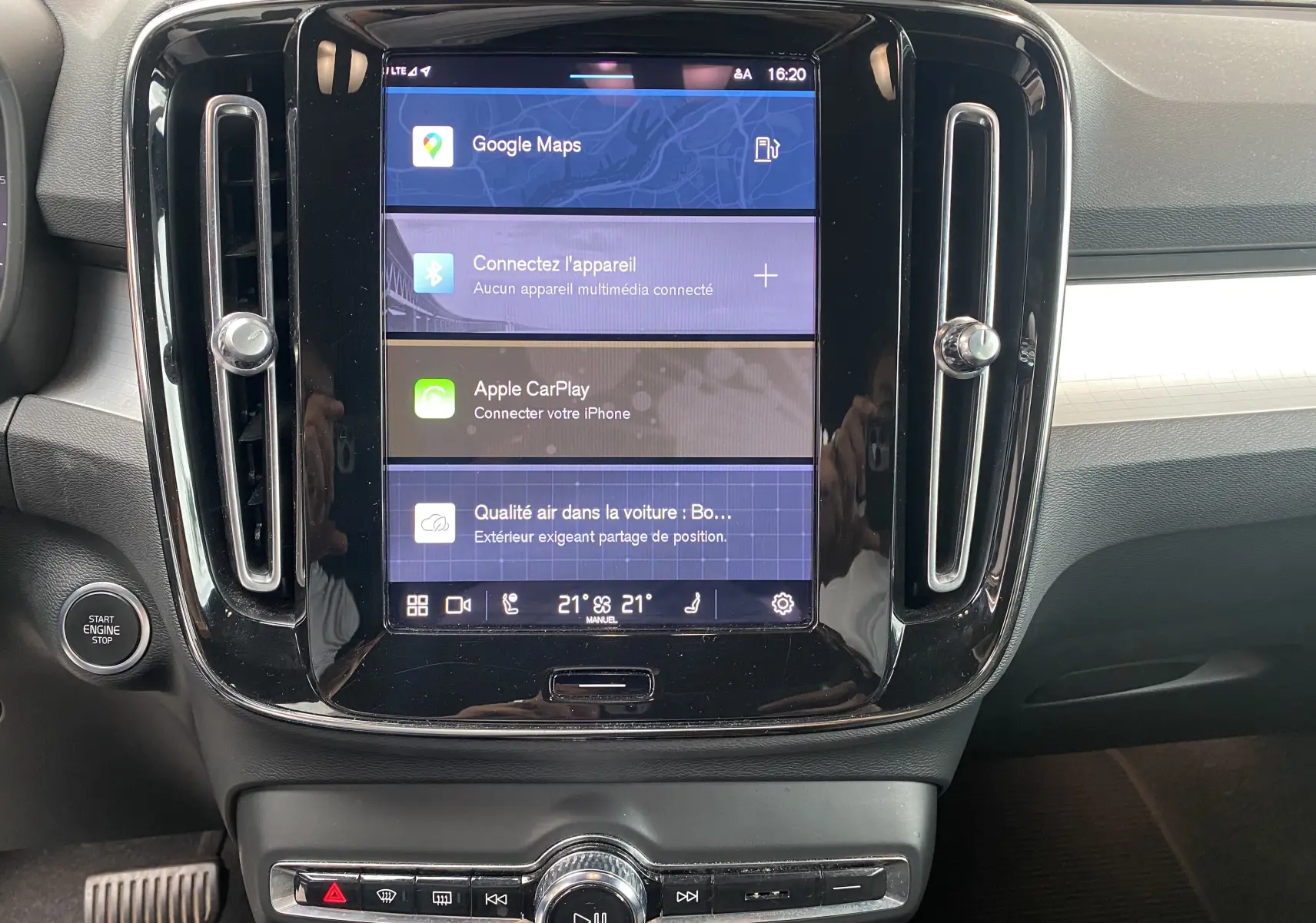 Écran tactile central du tableau de bord du Volvo XC40 2023 argent, affichant Google Maps et Apple CarPlay.
