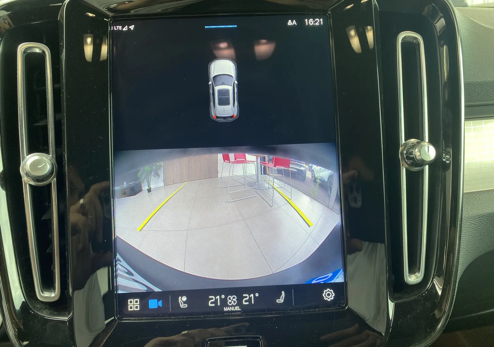 Écran central du Volvo XC40 B3 163ch Plus montrant la caméra de recul avec lignes de guidage jaunes.