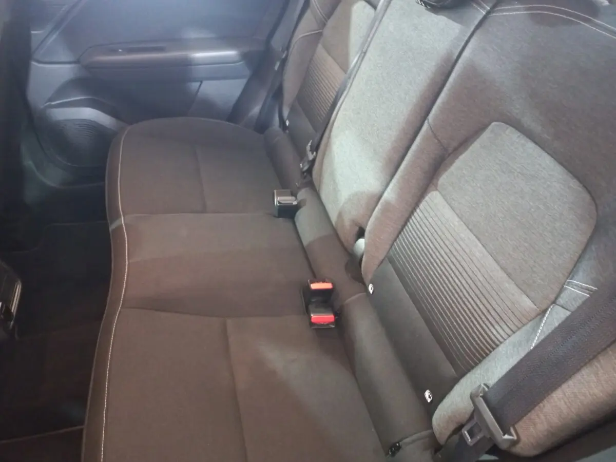 Banquette arrière gris foncé du Renault Captur Business TCe 100 vue côté droit avec ceintures et appuie-têtes intégrés.