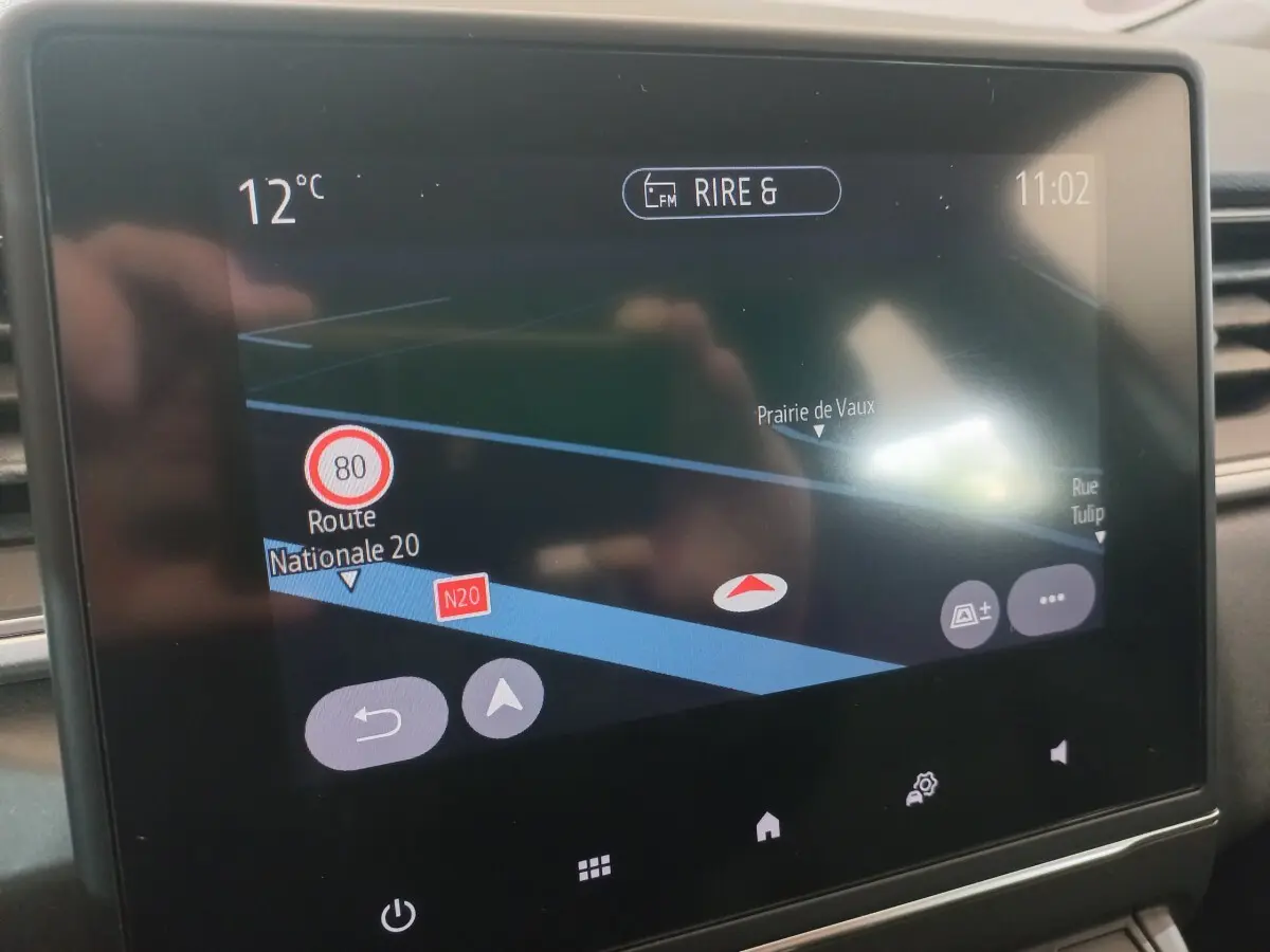 Écran tactile central du tableau de bord du Renault Captur Business TCe 100 2020 affichant la navigation GPS