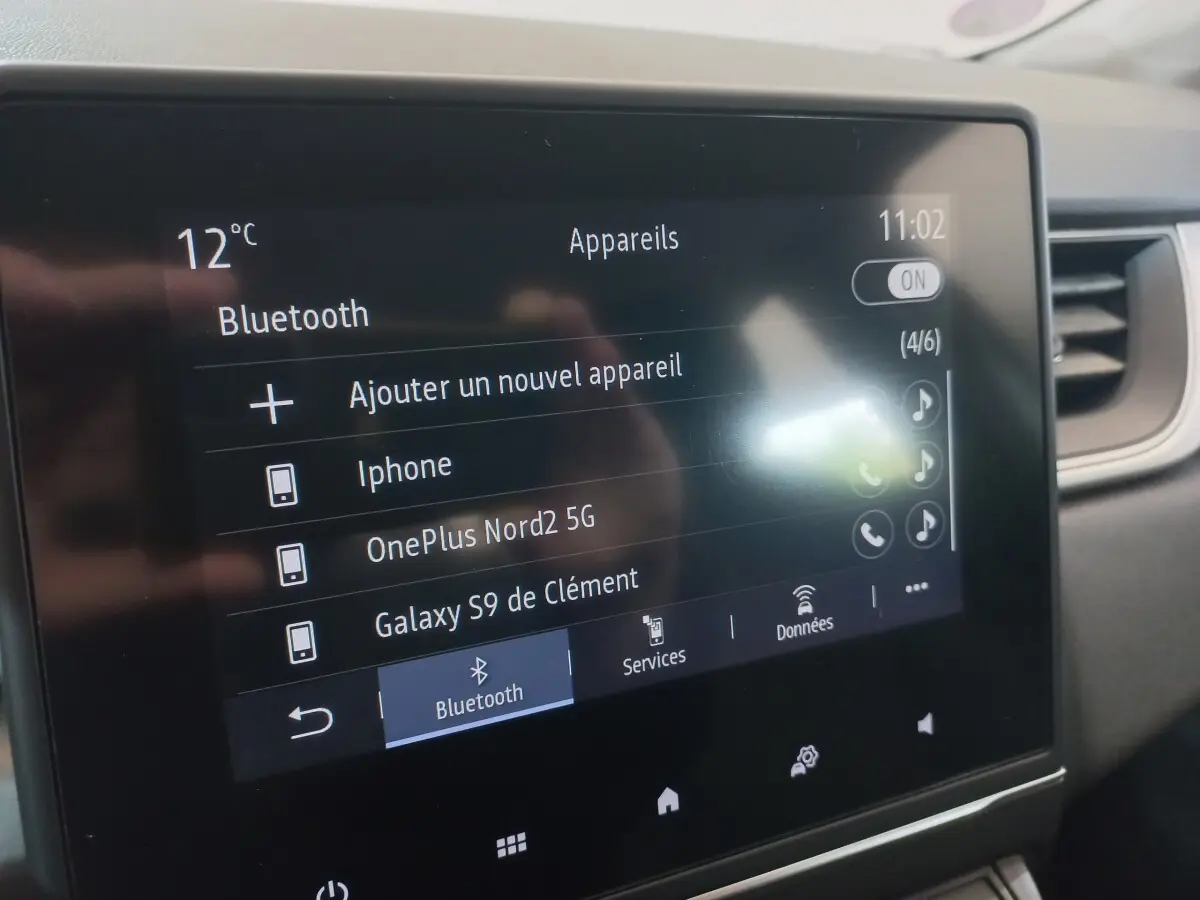 Écran tactile central du tableau de bord du Renault Captur Business TCe 100 2020, affichant menu Bluetooth.