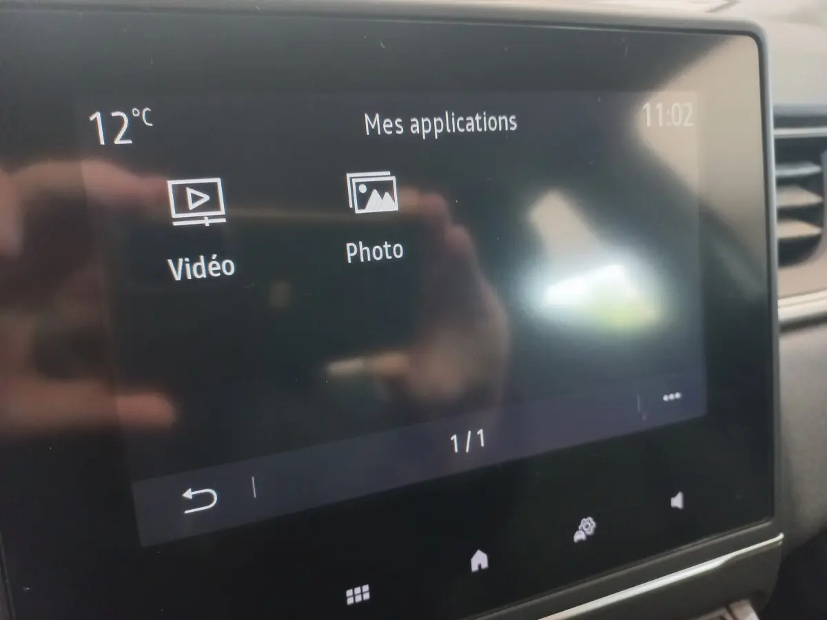 Écran tactile central du Renault Captur Business TCe 100 2020 affichant les applications vidéo et photo.