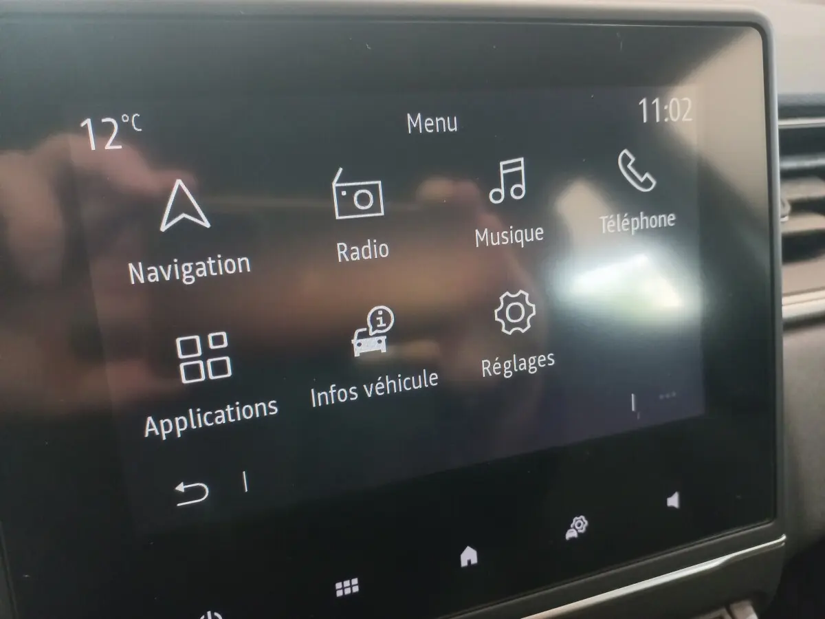 Écran tactile central du tableau de bord du Renault Captur Business 2020 affichant le menu principal en intérieur.