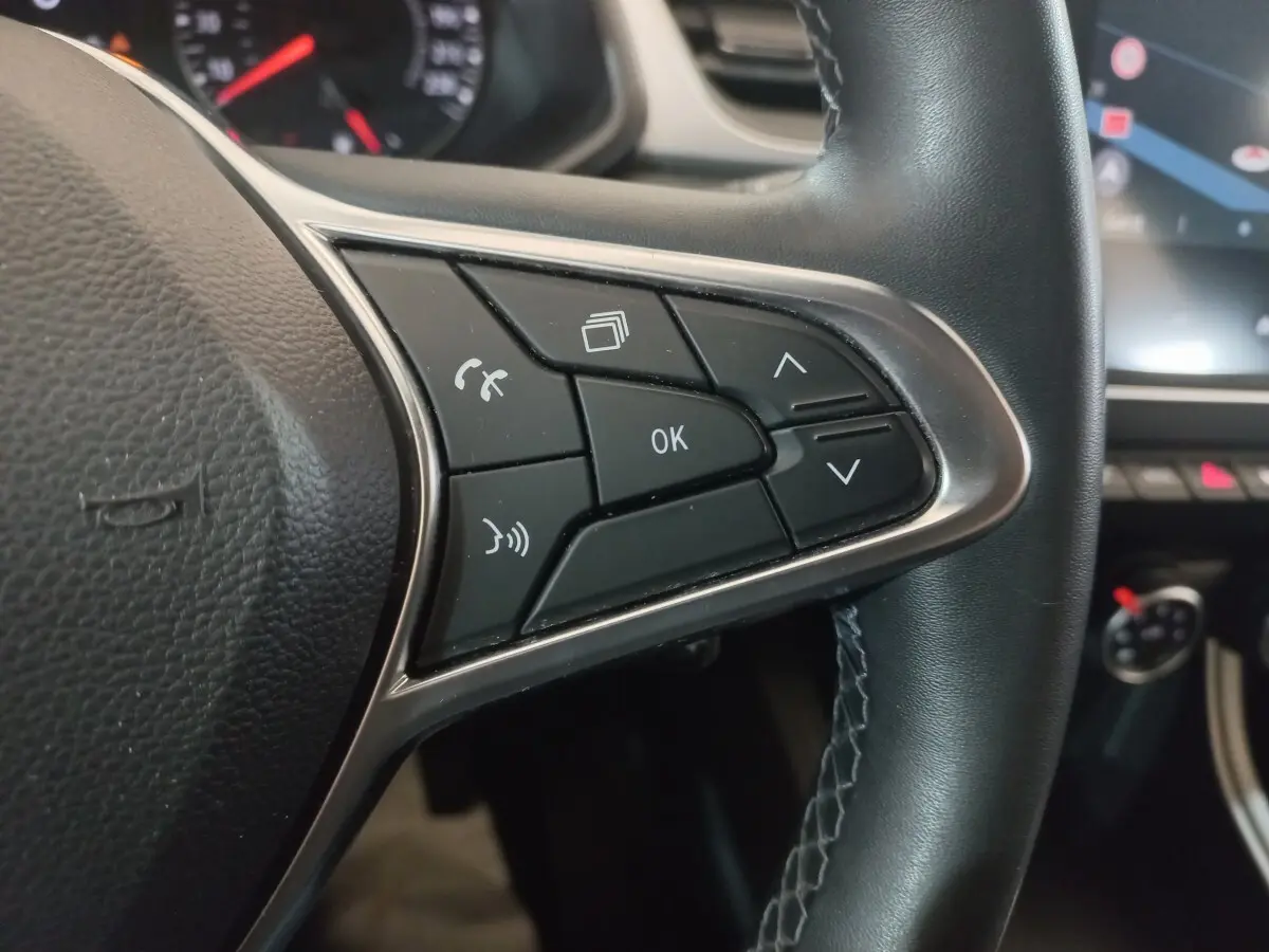 Gros plan sur les commandes multifonctions du volant noir du Renault Captur Business TCe 100 de 2020.