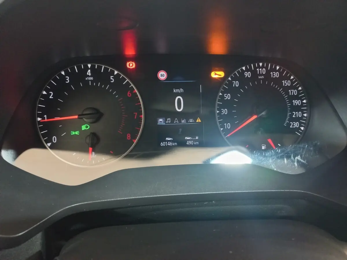 Tableau de bord du Renault Captur Business TCe 100 2020, affichage numérique et compte-tours en vue frontale.