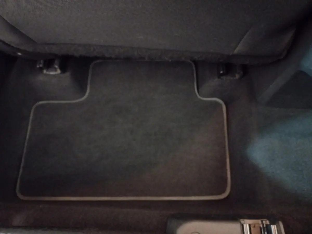 Vue du tapis de sol arrière côté droit dans un Renault Captur Business gris clair de 2020