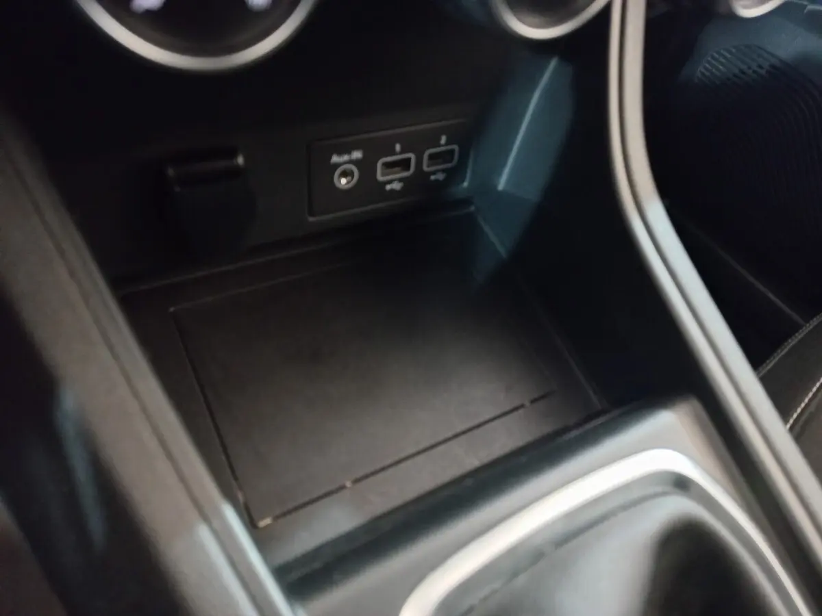 Gros plan sur la console centrale noire du Renault Captur Business TCe 100 2020 avec ports USB et prise auxiliaire.