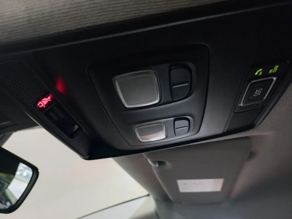 Plafonnier intérieur avec commandes d'éclairage et bouton SOS du Renault Captur Business gris clair, vue de dessous.