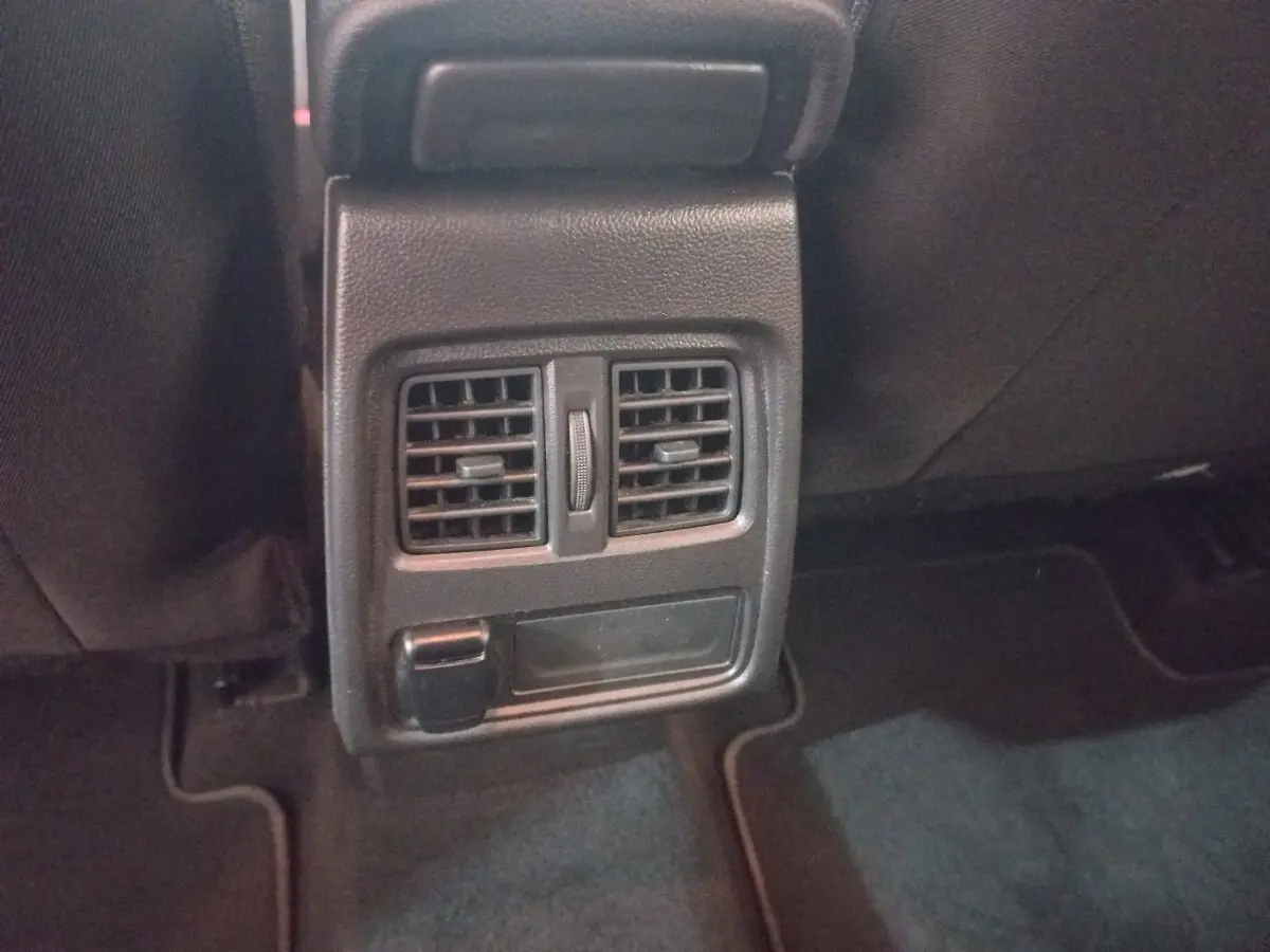 Gros plan sur la console arrière avec bouches d'aération et prise 12V du Renault Captur Business gris clair 2020.