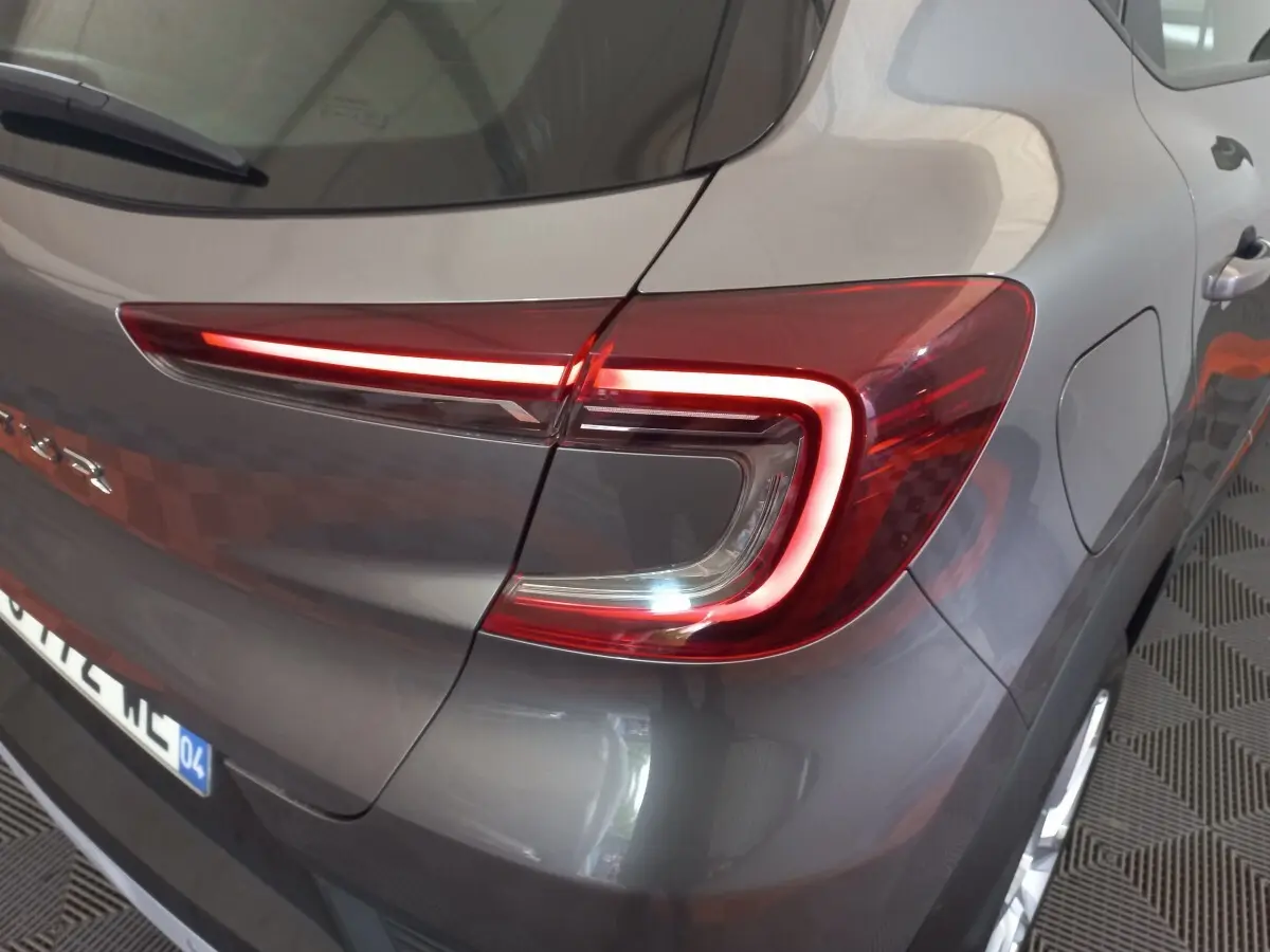 Feu arrière droit allumé sur Renault Captur Business TCe 100 gris clair vue arrière en léger angle