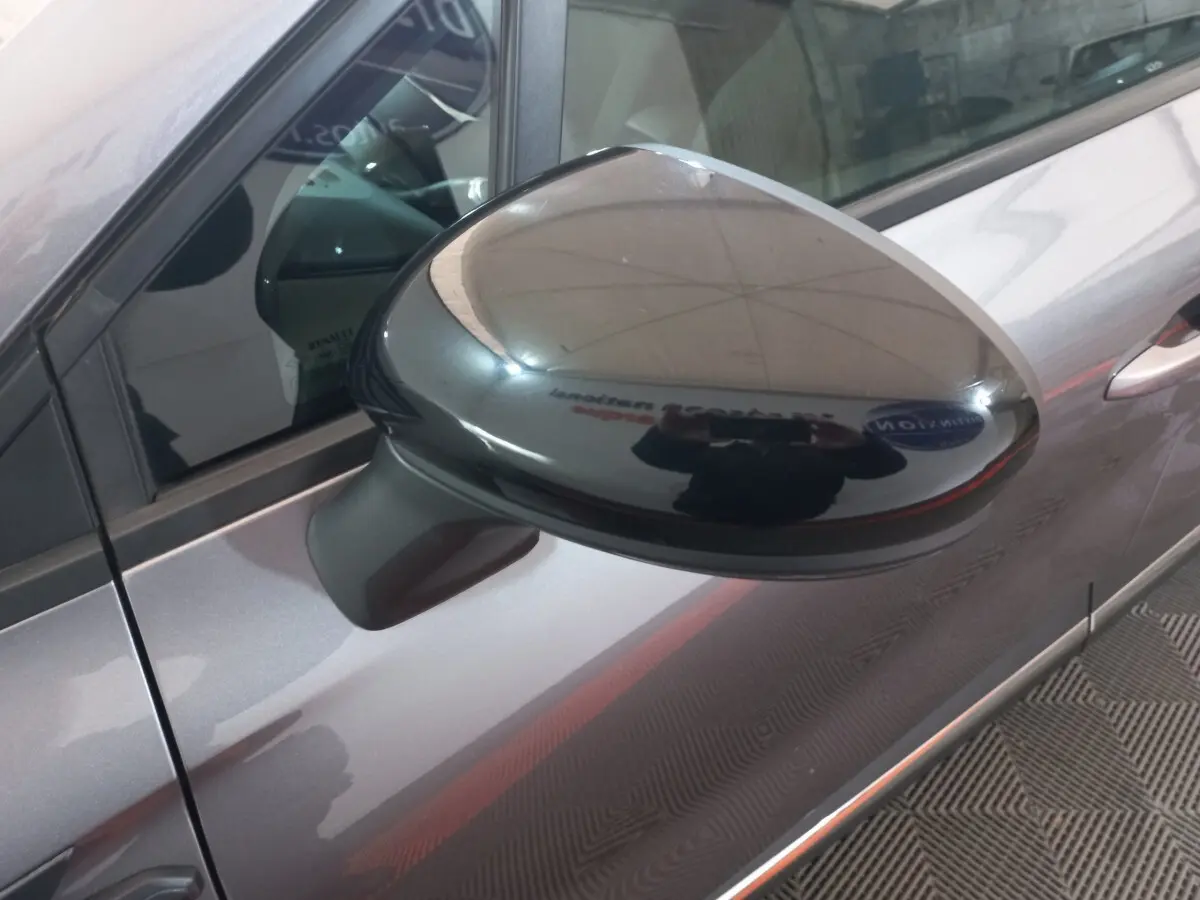 Rétroviseur noir côté gauche du Renault Captur Business gris clair 2020, vue rapprochée sur la portière avant.