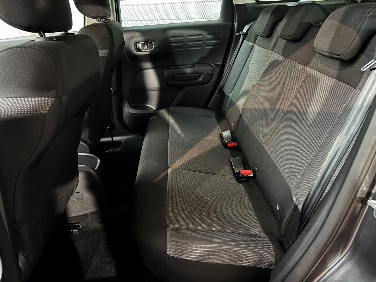 Vue intérieure côté droit sur la banquette arrière noire et grise de la Citroën C3 Aircross 2024 PureTech 110 BVM6 Plus