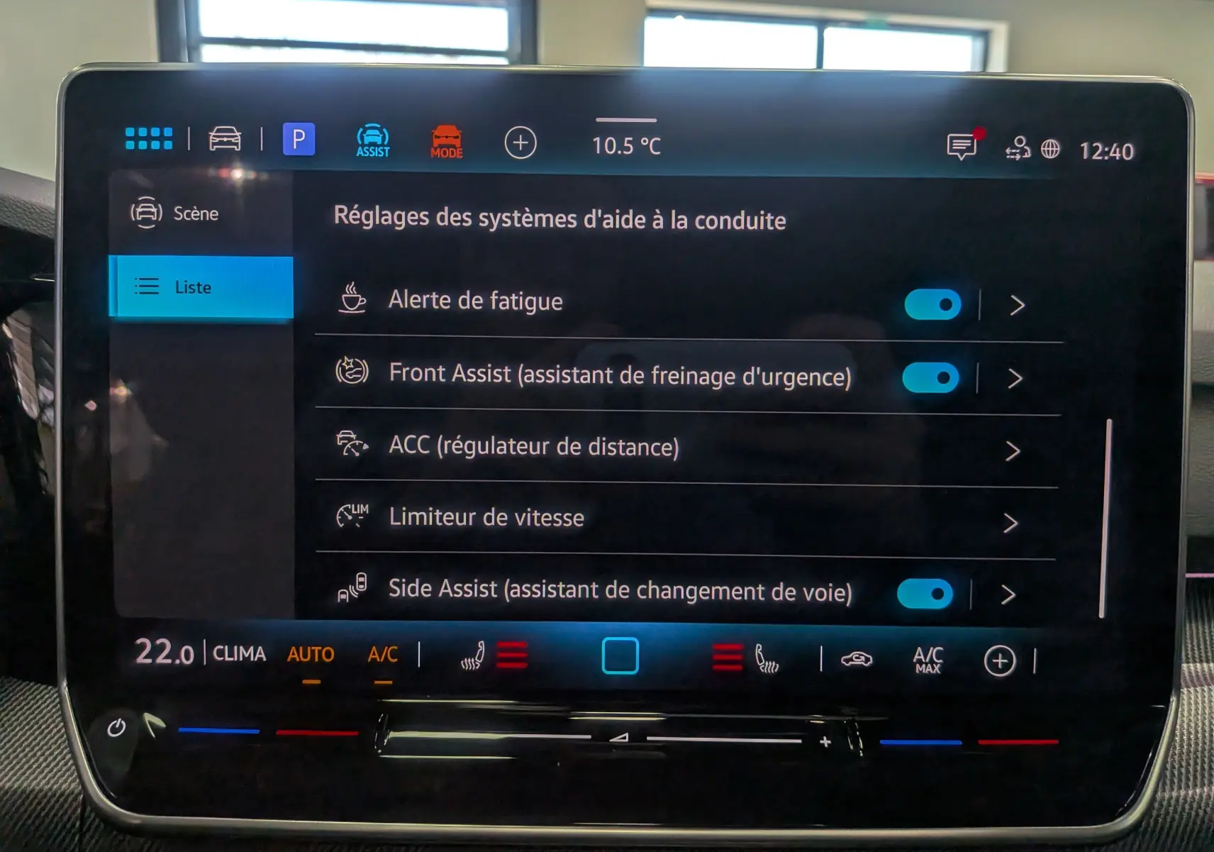 Écran tactile central de la Volkswagen Golf 1.5 eTSI R-Line 2025 affichant les réglages d'aide à la conduite.
