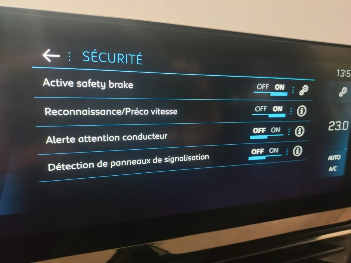 Écran tactile intérieur du Peugeot 3008 gris clair affichant les réglages de sécurité activés.