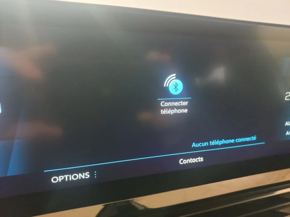 Écran tactile central du Peugeot 3008 GT 2022 gris clair affichant la connexion Bluetooth téléphone.