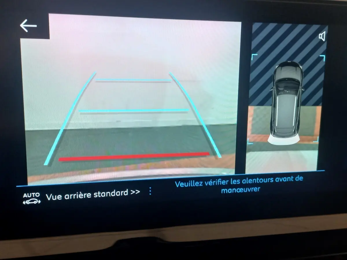 Affichage écran de caméra de recul et vue aérienne du Peugeot 3008 gris clair en stationnement.