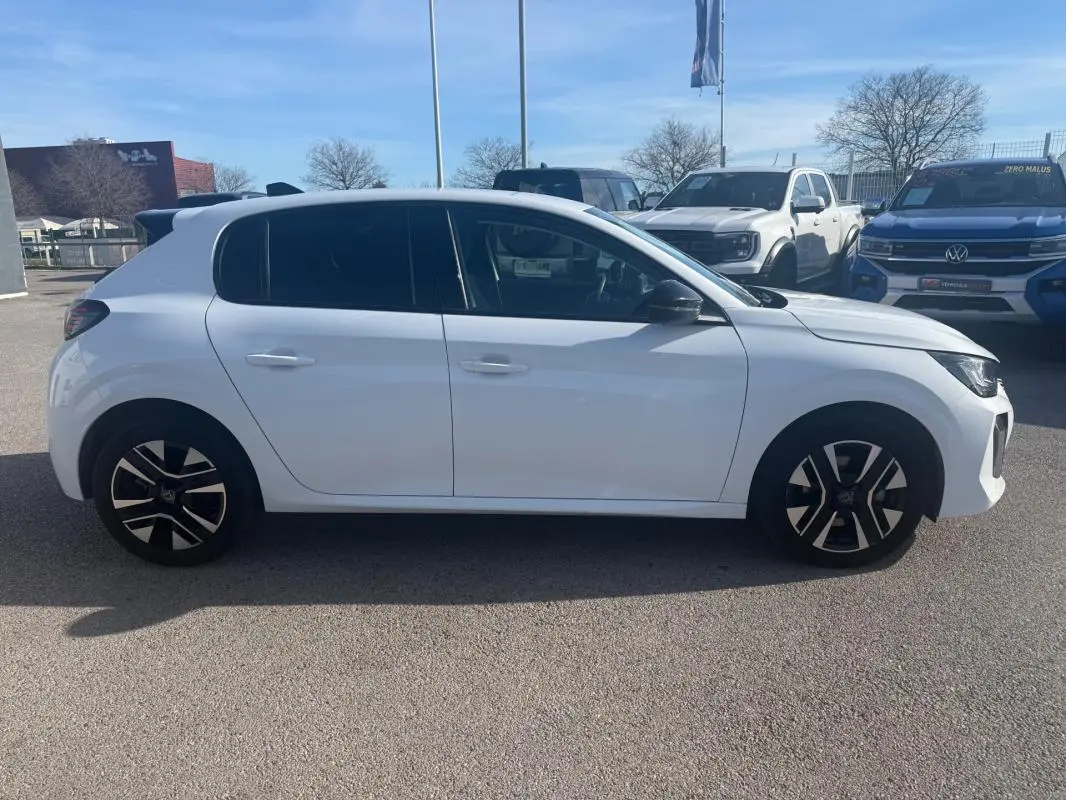 Peugeot 208 Hybrid 110 e-DCS6 Allure blanche vue de profil côté gauche, avec jantes noires et vitres teintées.