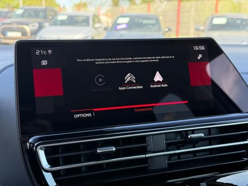 Écran tactile central du tableau de bord du Citroën C5 Aircross blanc Okénite, affichant les options de connectivité.