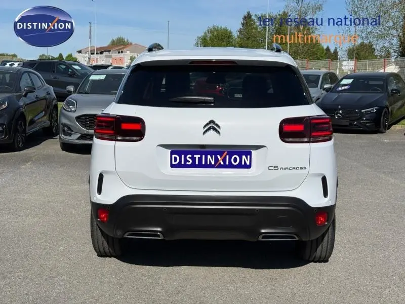 Vue arrière d'un Citroën C5 Aircross blanc Okénite 2025 avec feux arrière LED et double sortie d'échappement intégrée.
