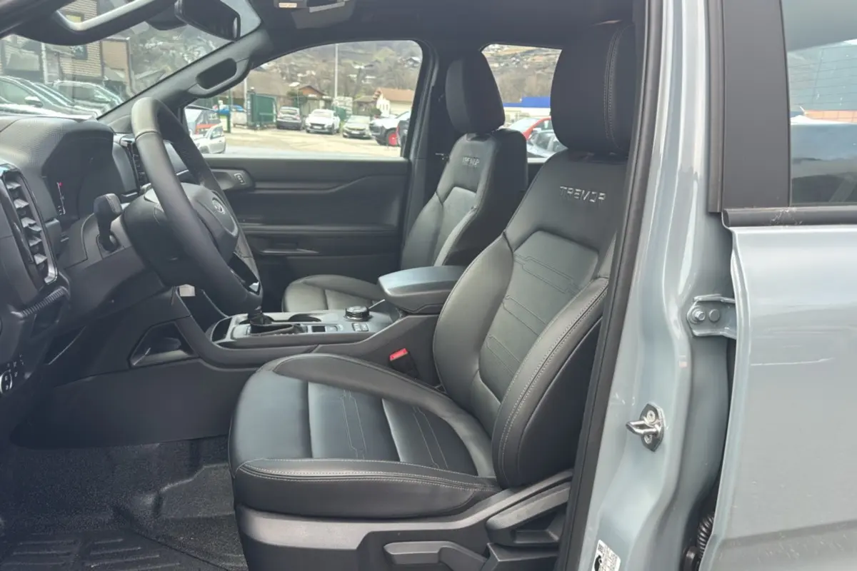 Vue intérieure côté gauche du Ford Ranger gris commandeur 2026, sièges en cuir noirs avec logo Tremor brodé.
