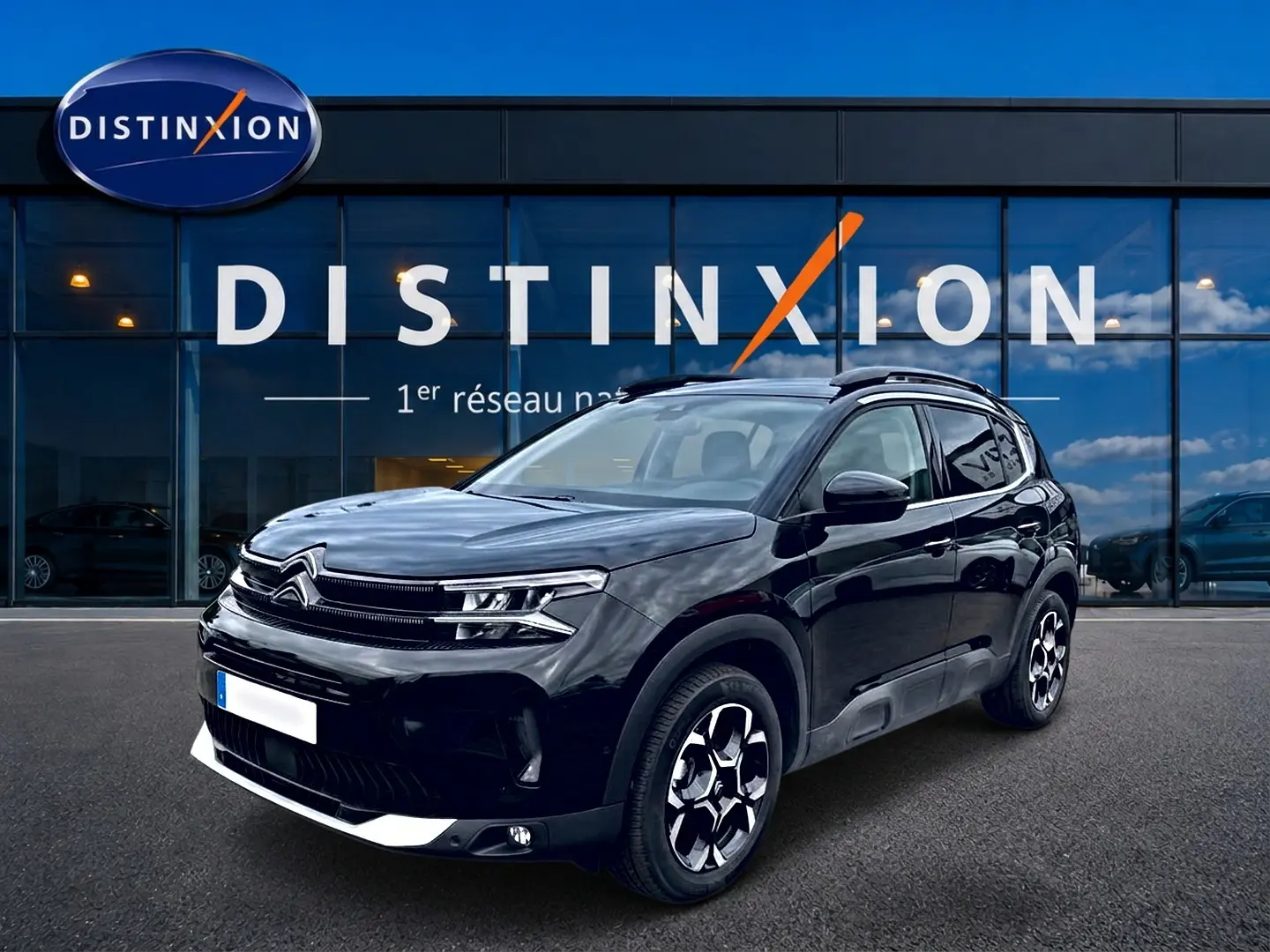 Citroën C5 Aircross noir en 3/4 avant droit, avec jantes alu et toit noir brillant devant showroom Distinxion.