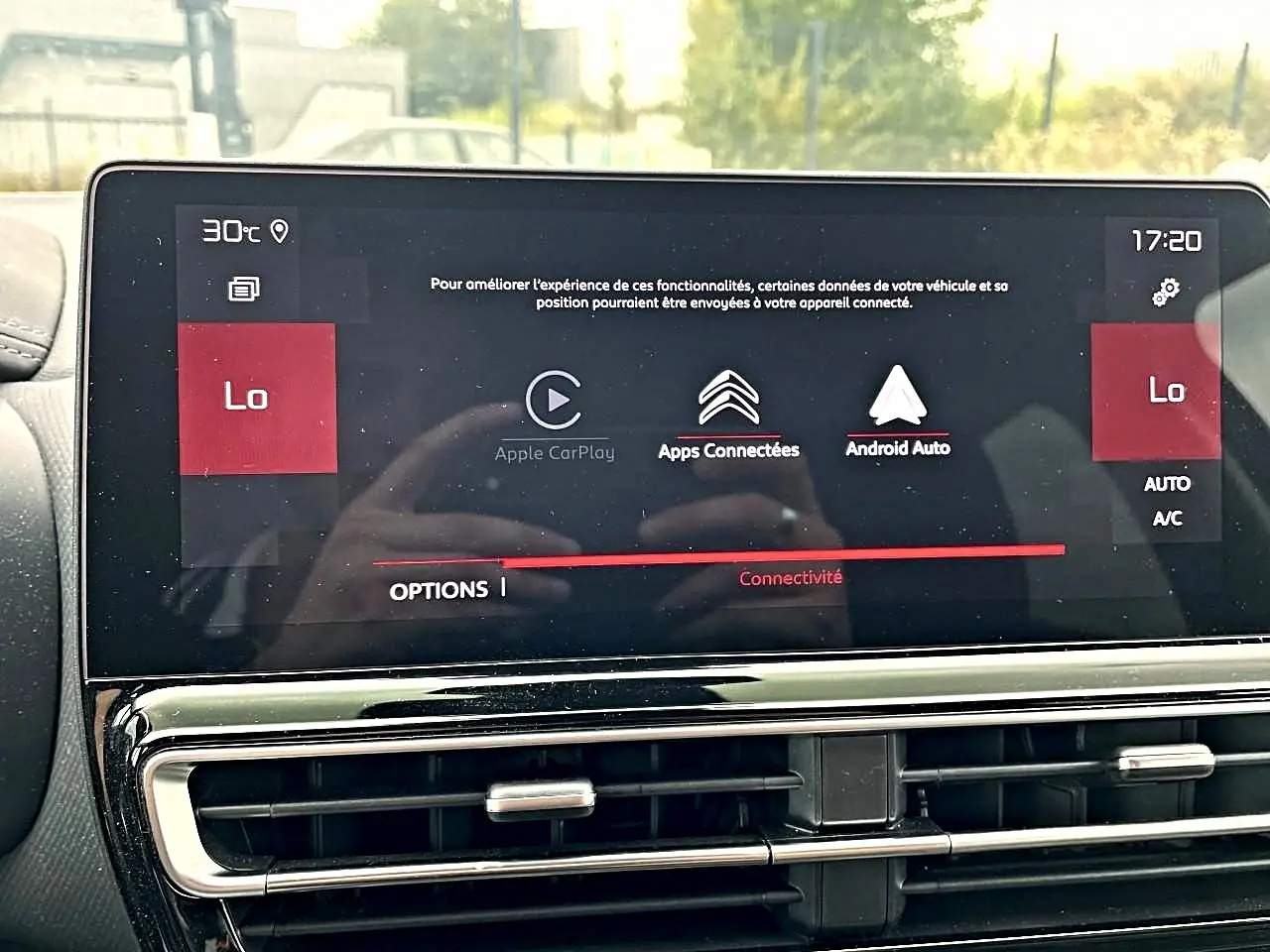 Écran tactile central du Citroën C5 Aircross 2025 affichant Apple CarPlay et Android Auto, intérieur noir.