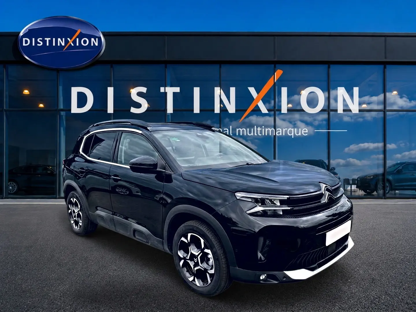 Citroën C5 Aircross noir vue 3/4 avant droit, avec jantes alu distinctives et toit noir brillant.