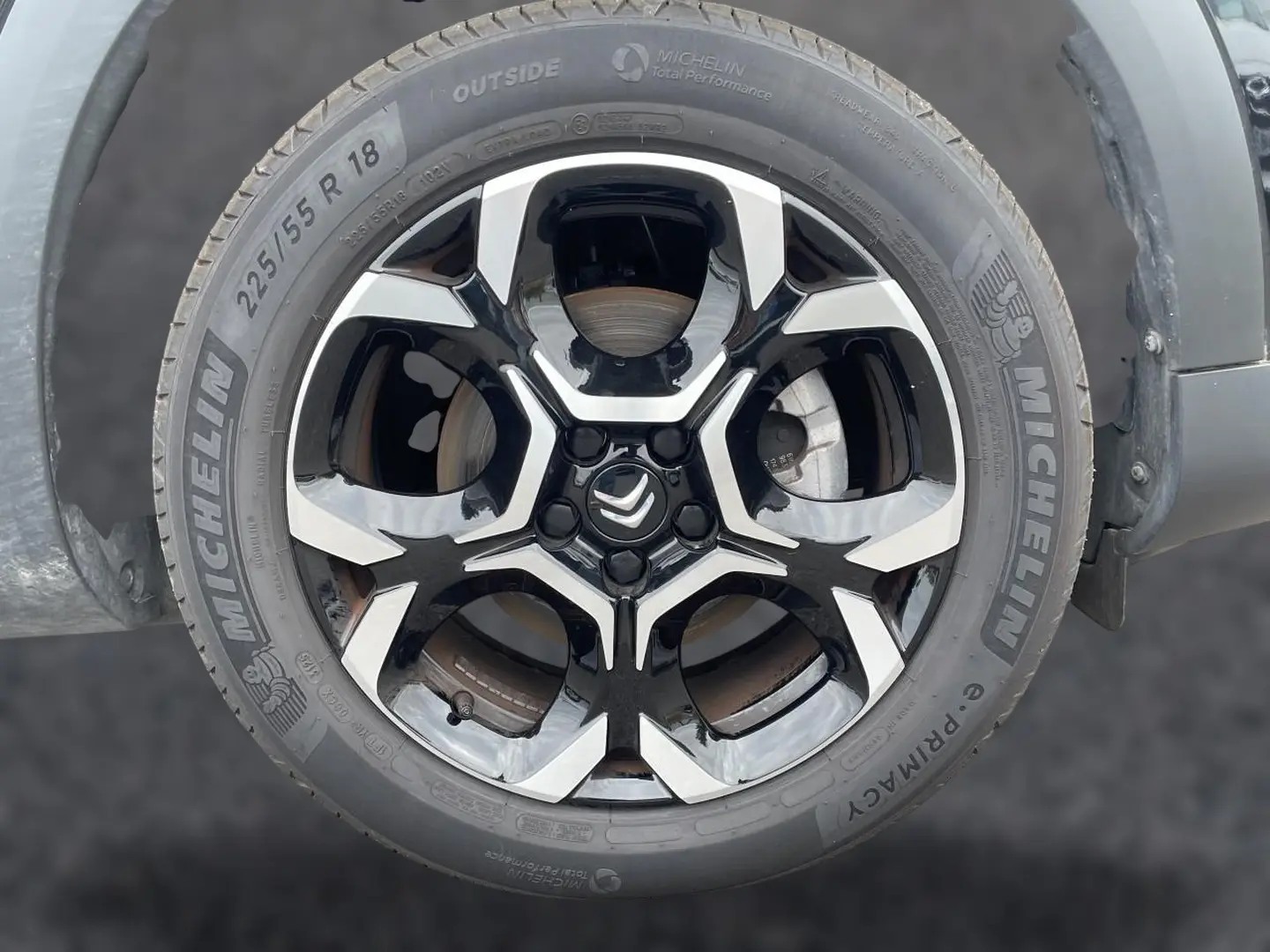 Gros plan sur la jante alu noire et argentée de 18 pouces du Citroën C5 Aircross noir, avec pneu Michelin visible.