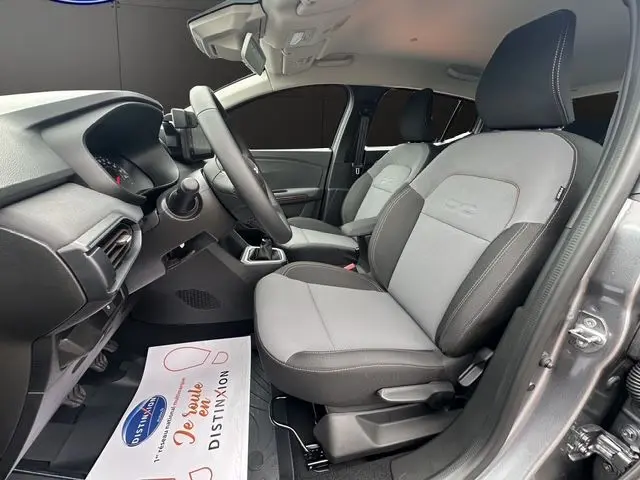 Intérieur de la Dacia Sandero Stepway TCE 110 gris Urban, vue côté conducteur avec sièges tissu gris et console centrale.