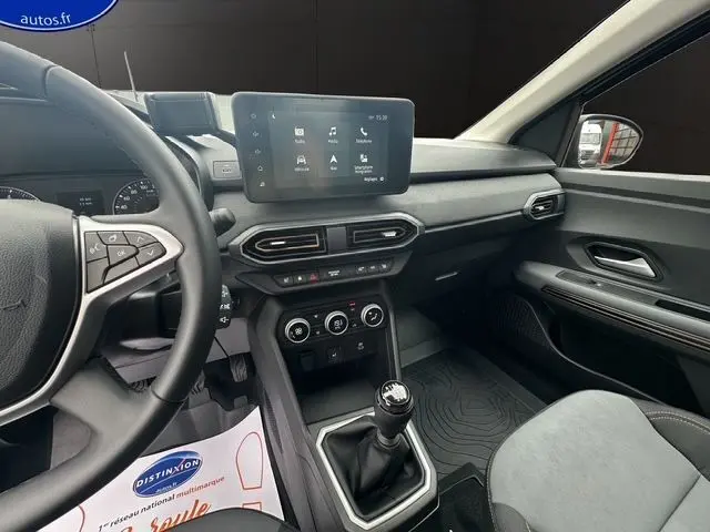 Intérieur de la Dacia Sandero Stepway TCE 110 Gris Urban, vue côté conducteur sur tableau de bord et écran tactile 8 pouces.